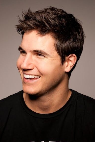 Robbie Amell 01
